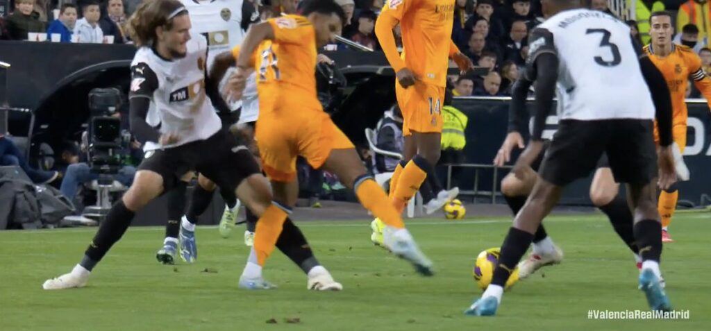 Soto Grado, a lo Negreira: falta sobre Rodrygo no pitada en el 1-0