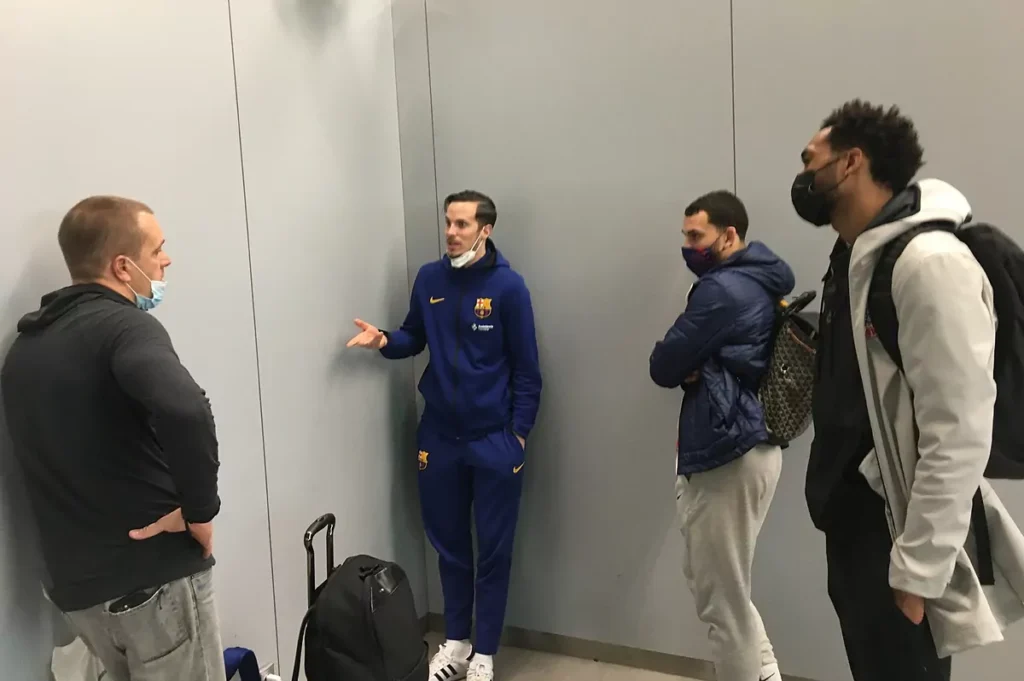 Heurtel en el aeropuerto con jugadores del CSKA