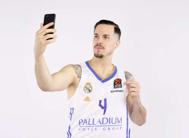 Heurtel posando con la camiseta del Real Madrid