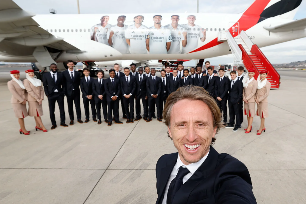 Modric haciéndose el selfie de la Supercopa antes de subir al avión