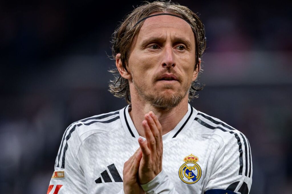 La letra pequeña en el contrato de renovación de Modric Modric aplaudiendo en un partido