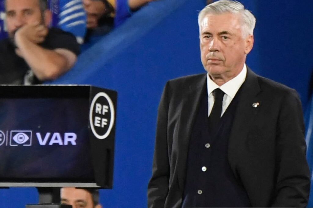 Ancelotti al lado de la pantalla del VAR