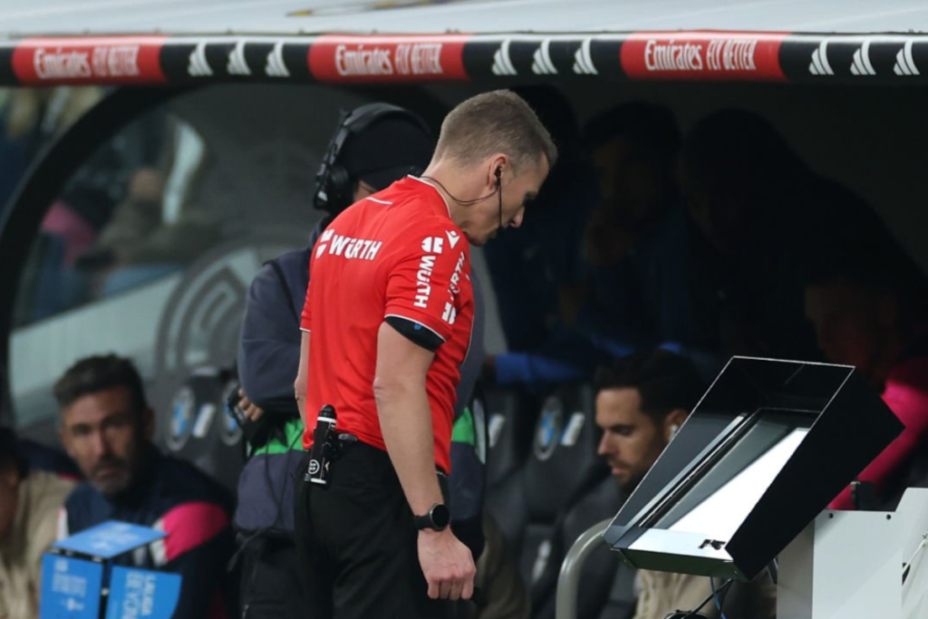 ¡Hernández Hernández volverá a pitar al Real Madrid! Hernández Hernández revisando el VAR en el Bernabéu