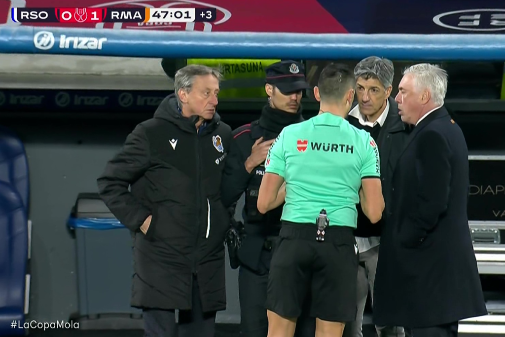 Sánchez Martínez hablando con Imanol y Ancelotti