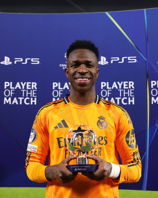 Vini con el premio de MVP del City-Real Madrid