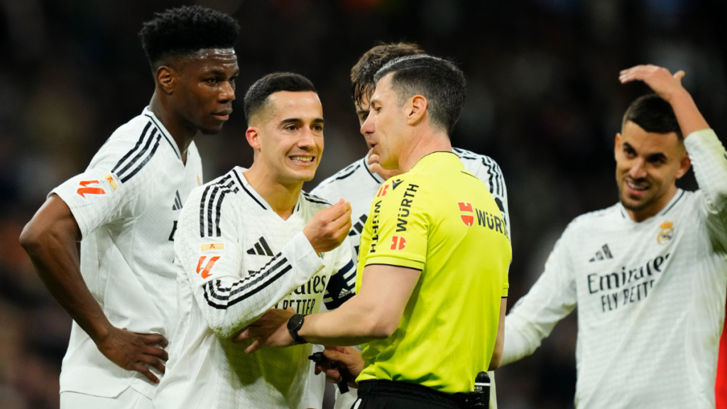 Soto Grado hablando con Lucas en el derbi