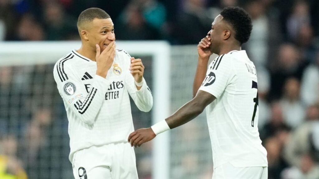 Mbappé y Vinicius riéndose en el Bernabéu