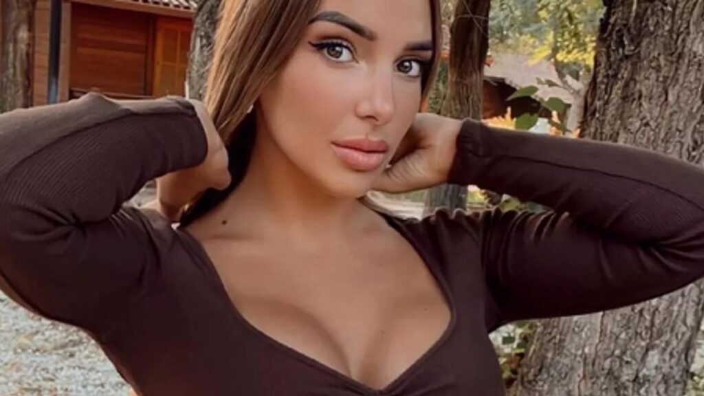 Patricia Perez de La Isla posando en un paisaje paradisíaco