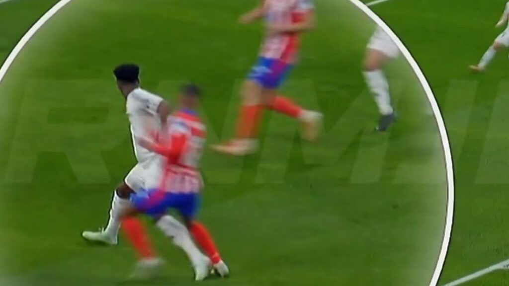 Destapan el escándalo: ¡muestran la toma que el VAR no quiso enseñar en el derbi!