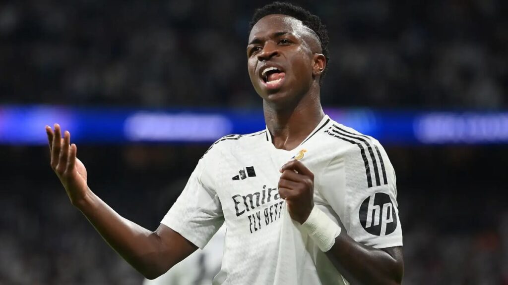 Vinicius señalándose el escudo del Real Madrid
