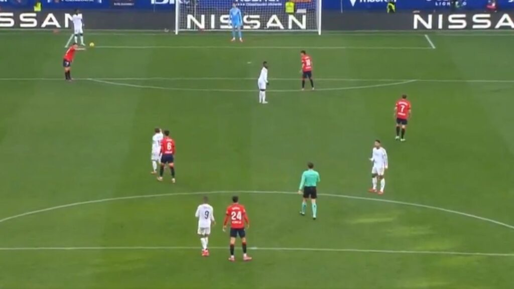 Es para irse de LaLiga: ¡expulsan a Bellingham por protestar! El árbitro expulsando a Bellingham