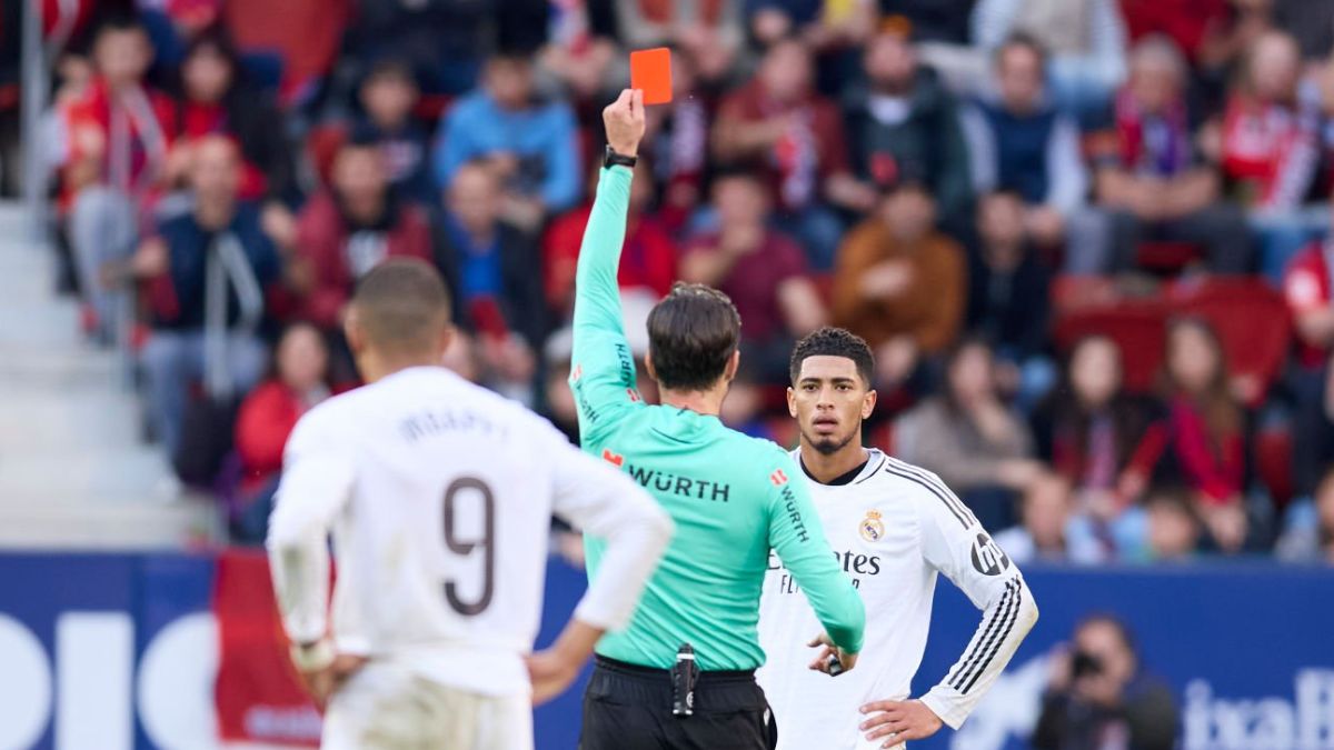 Bellingham viendo la roja