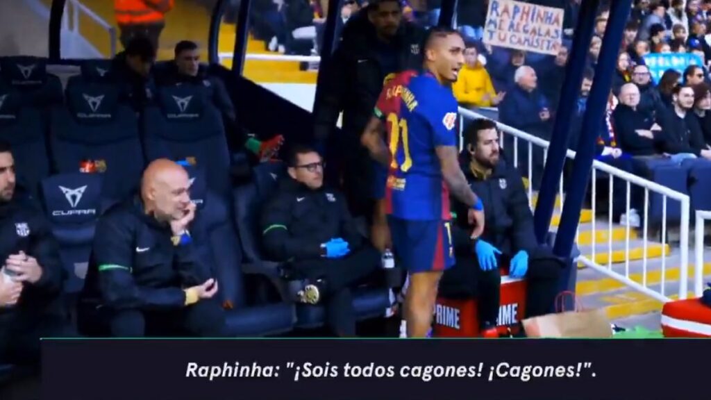 Raphinha insultando al cuarto árbitro