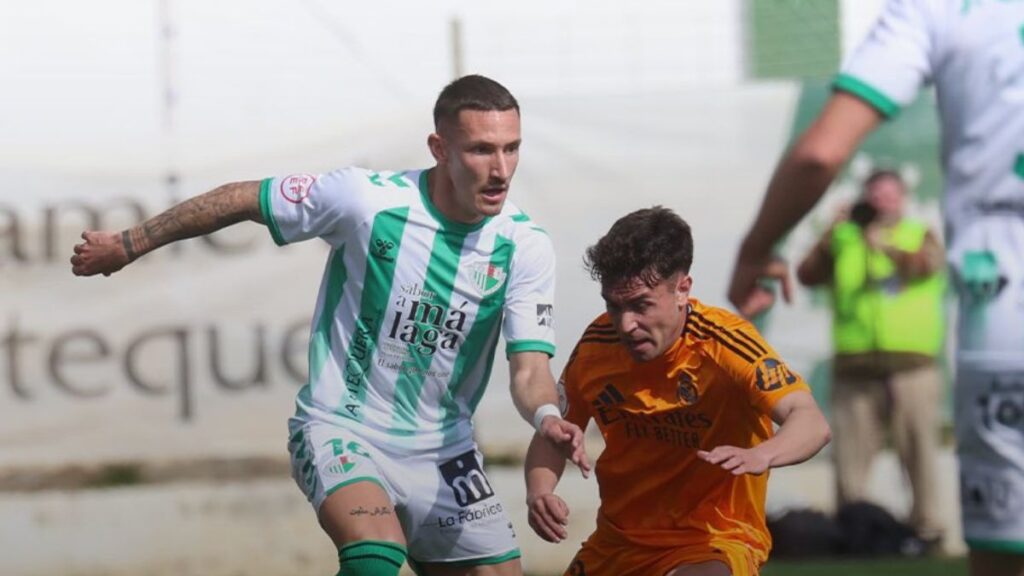 Un lance del Antequera-Real Madrid Castilla