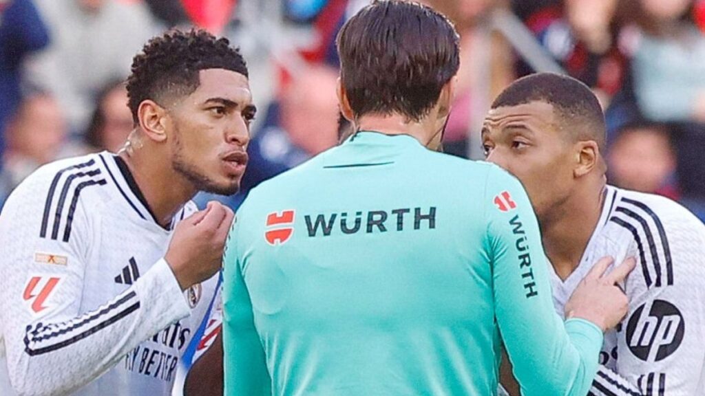 Bellingham y Mbappé protestando a Munuera Montero