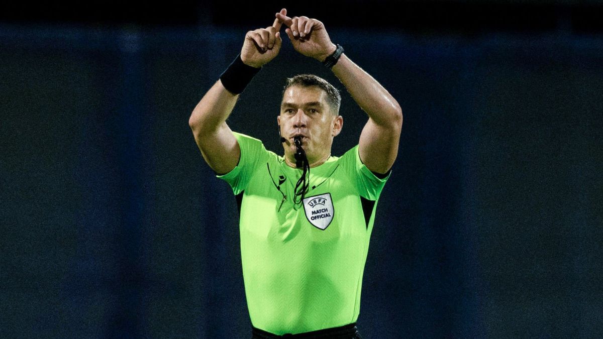 István Kovács pitando en un partido