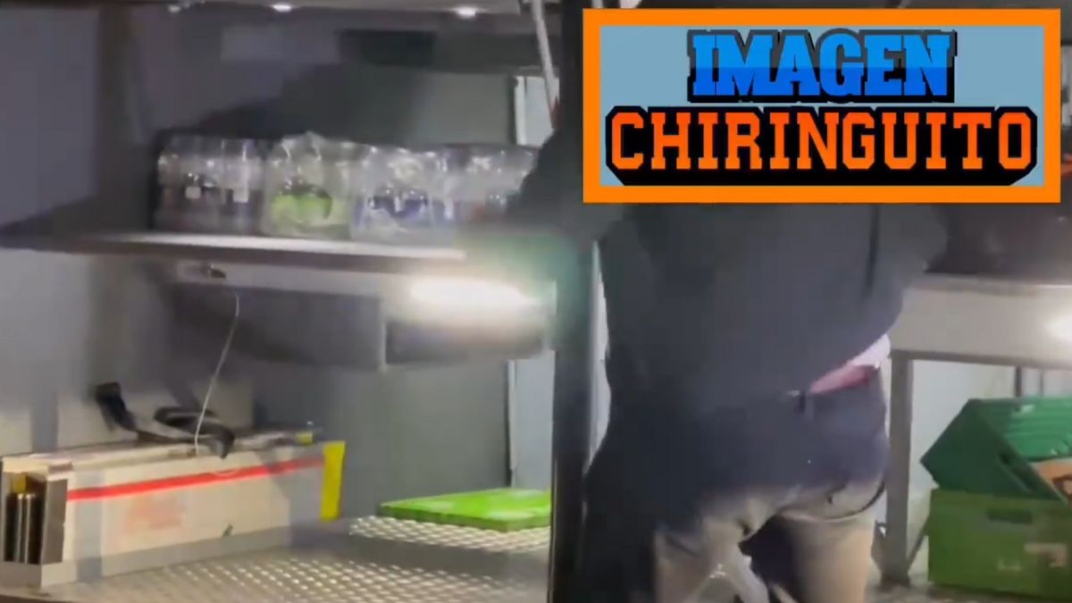 El autobús del City cargado de botellas de agua