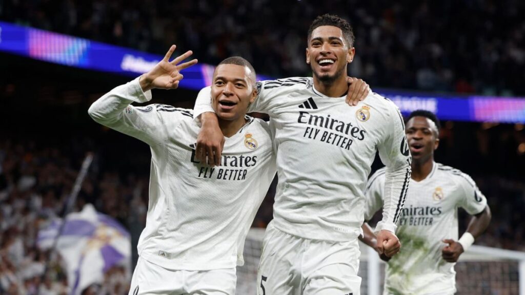Mbappé celebrando su hat trick con Bellingham y Vinicius