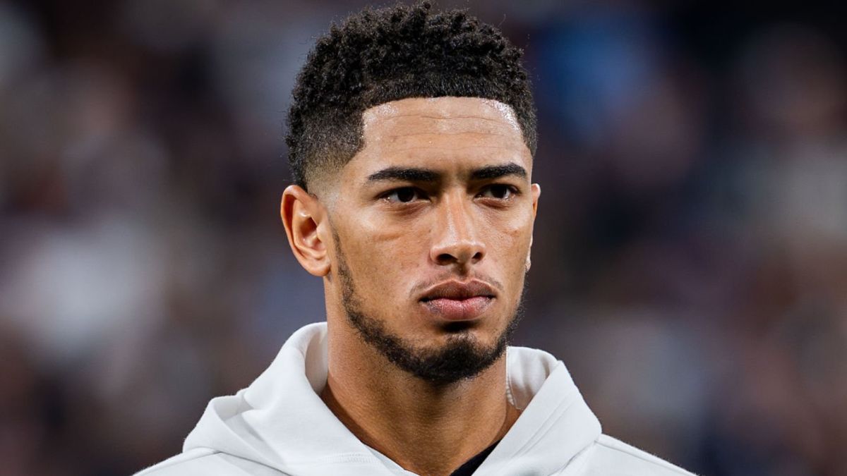 Bellingham posando antes de un partido