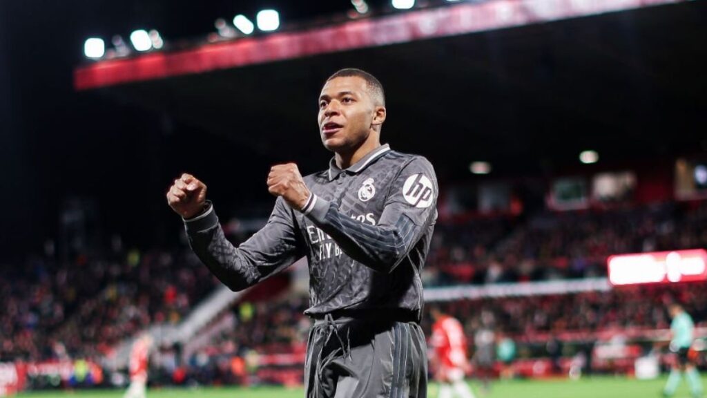 Mbappé celebrando un gol en Girona