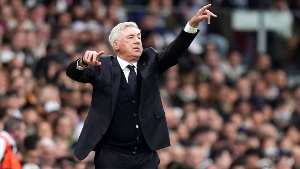 ¡¡ El caso Ancelotti-Brasil da dos giros!! Ancelotti dando indicaciones en un partido