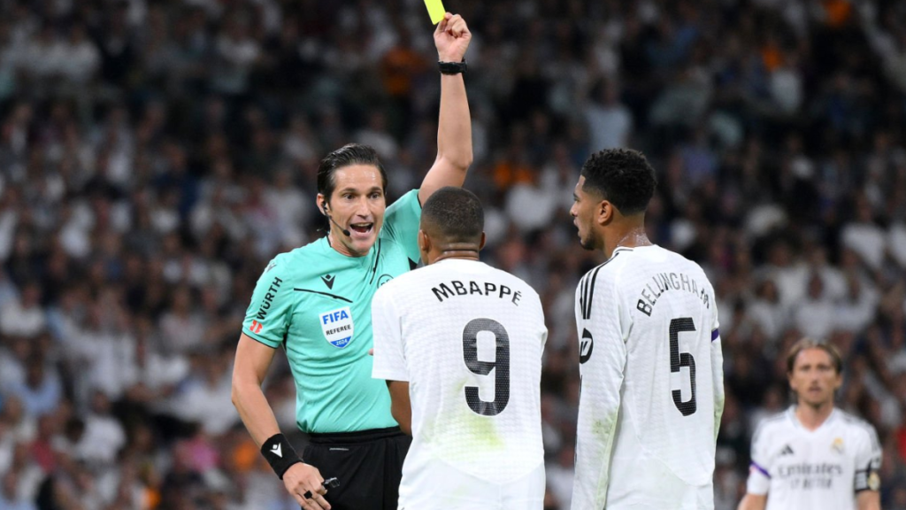 Munuera Montero sacándole tarjeta a los jugadores del Madrid en el Bernabéu