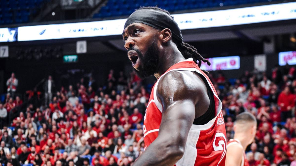 Beverly celebrando una canasta