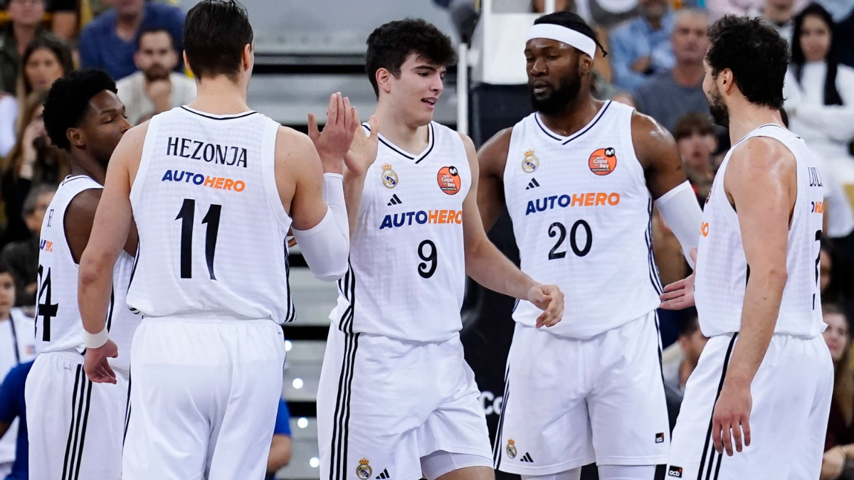 Jugadores del Real Madrid Baloncesto celebrando una canasta
