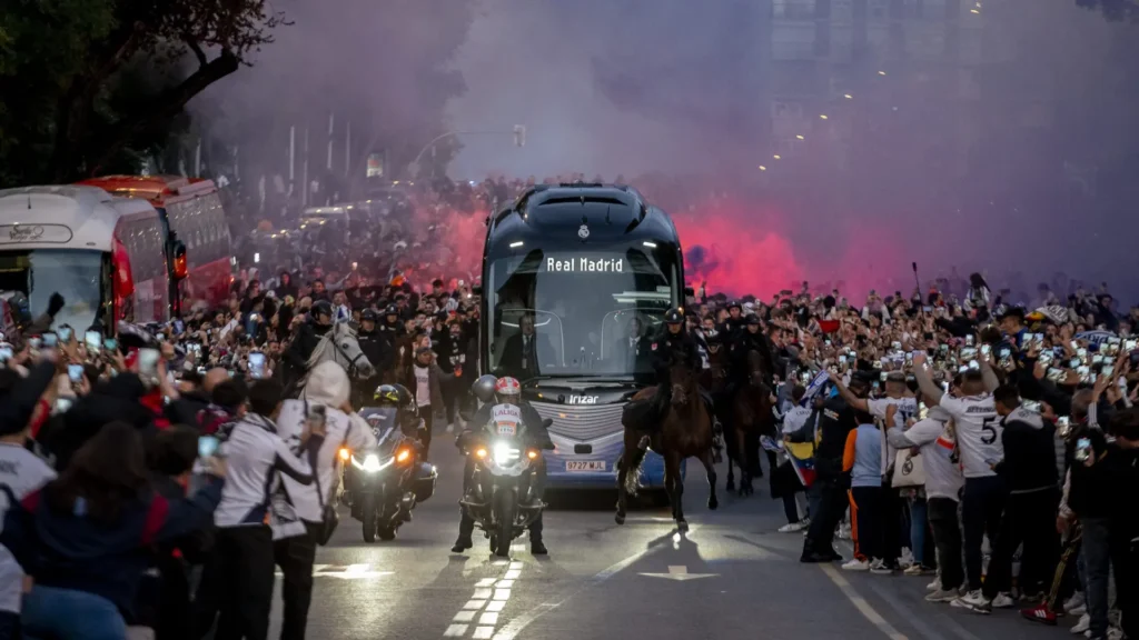 El autobús del Real Madrid llegando al Bernabéu