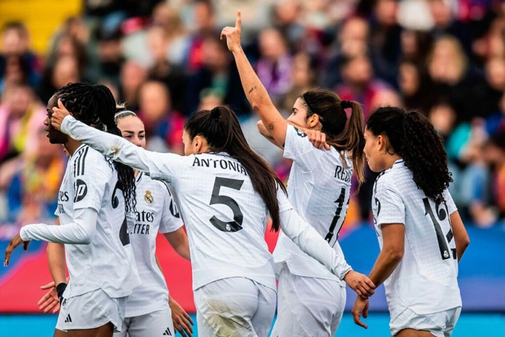 El Real Madrid celebrando su gol en Montjuïc