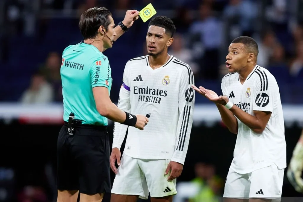 Munuera Montero sacándole amarilla a Mbappé