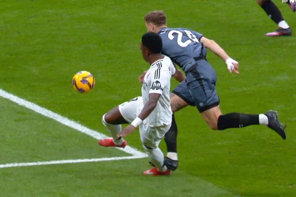 Vinicius siendo objeto de penalti de Leujene
