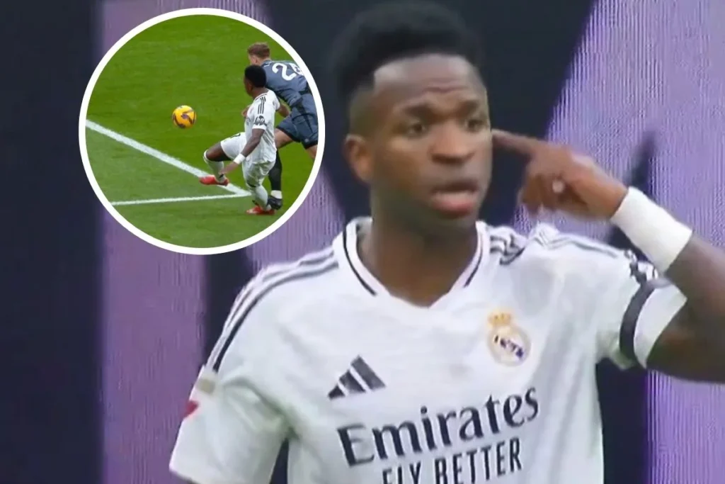 Vinicius haciendo el gesto al árbitro y el penalti no pitado en un círculo