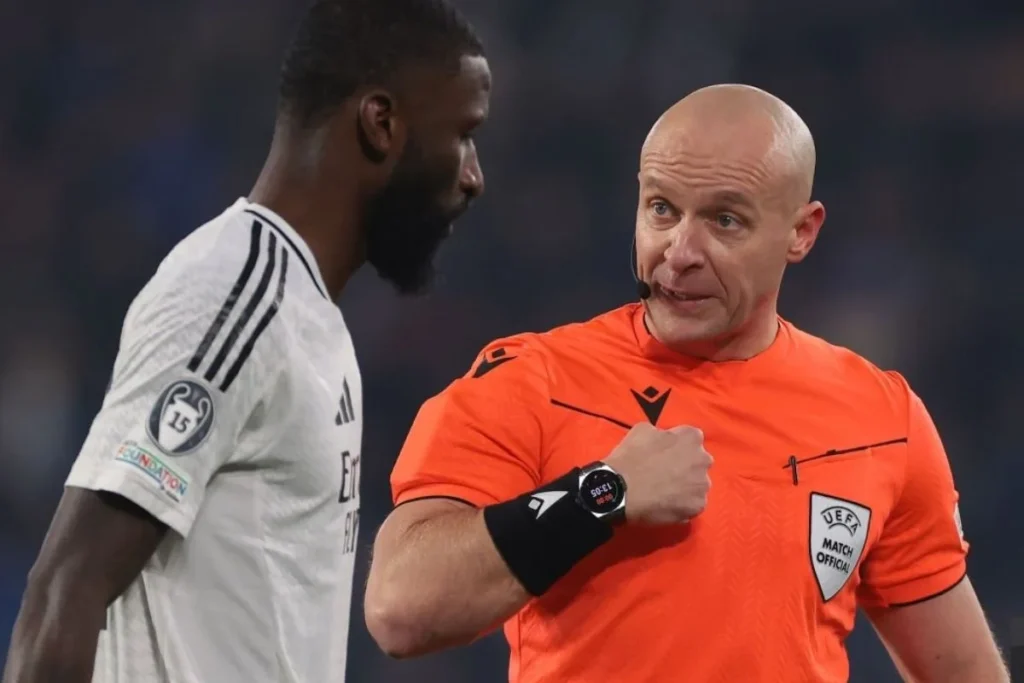 Ya hay árbitro para el derbi: pitará Marciniak, el favorito del Cholo Marciniak hablando con Rüdiger