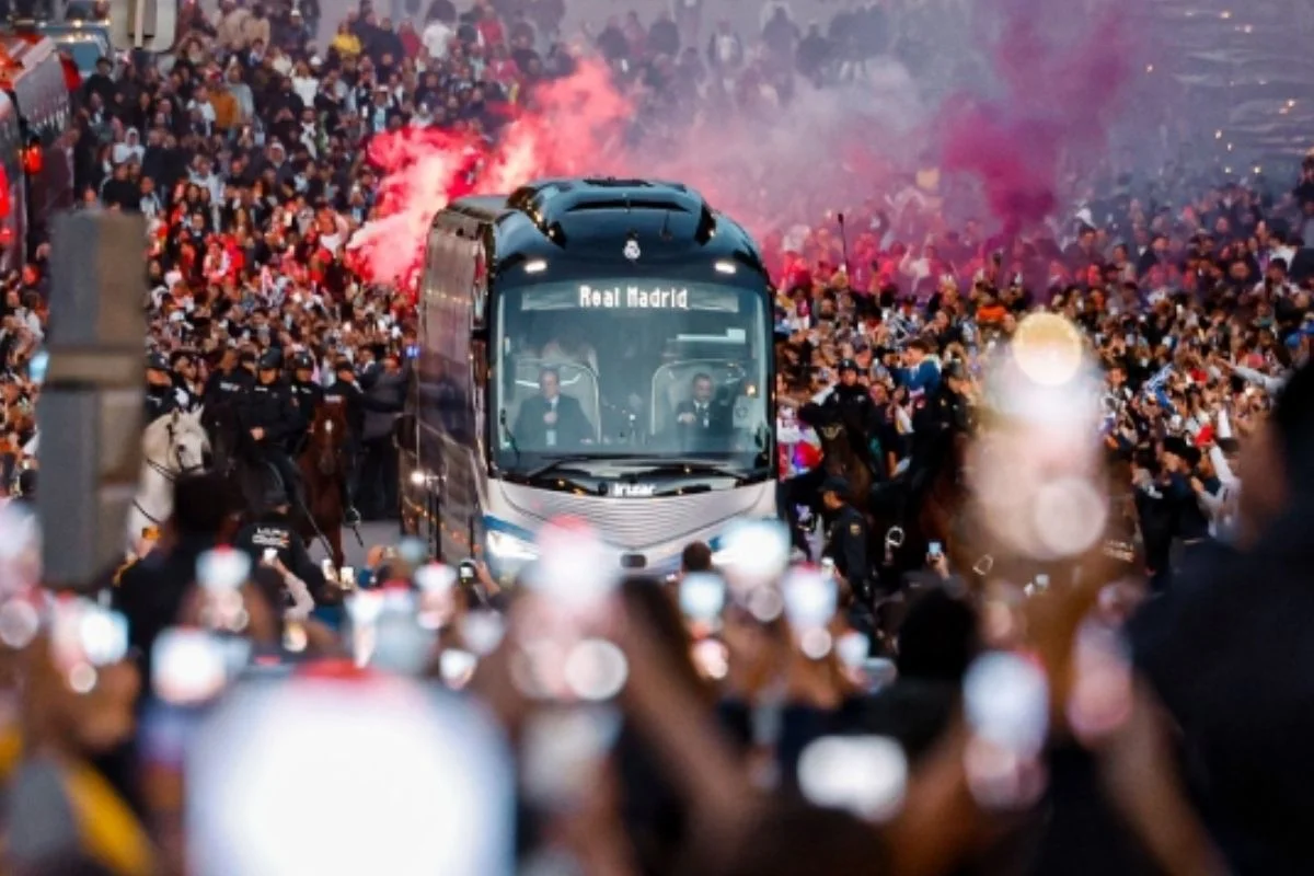 El autobús del Real Madrid en un recibimiento