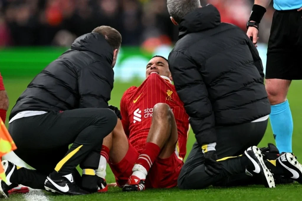 ¿Peligra el fichaje de Trent Alexander-Arnold por el Real Madrid? Alexander-Arnold siendo atendido en el Liverpool-PSG