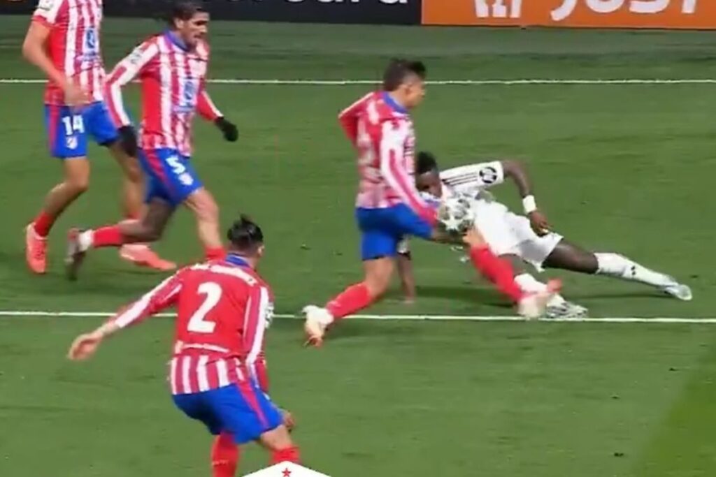 Marciniak se comió una mano de Giuliano que era penalti La mano de Giuliano que no se pitó