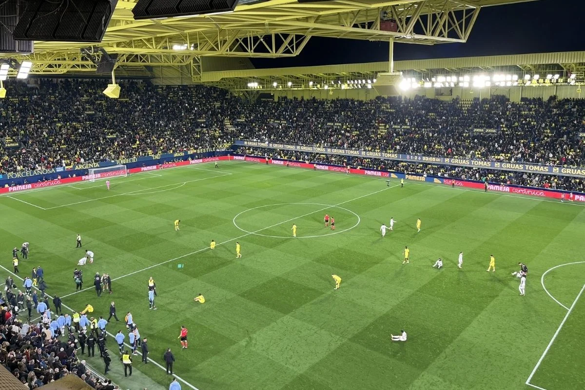 Jugadores muy cansados al acabar el partido, visión de tribuna de prensa de La Cerámica