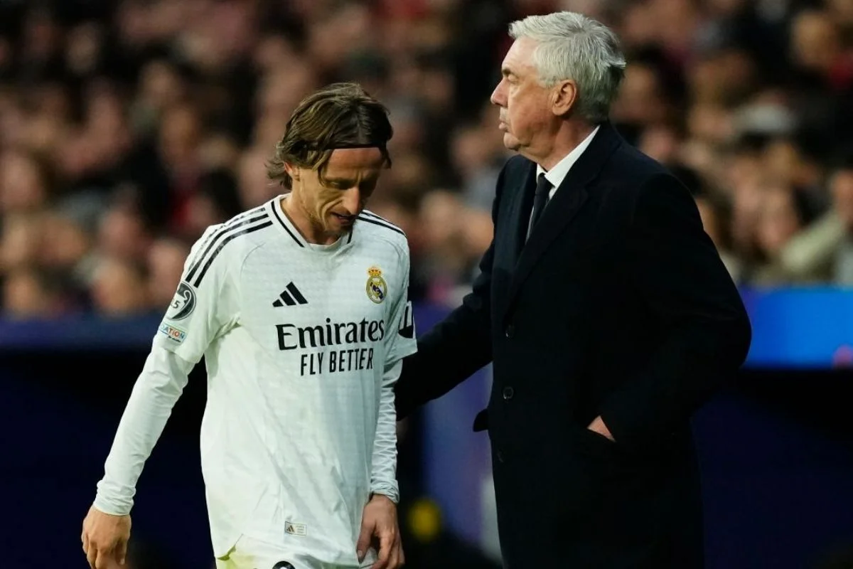 Modric hablando con Ancelotti