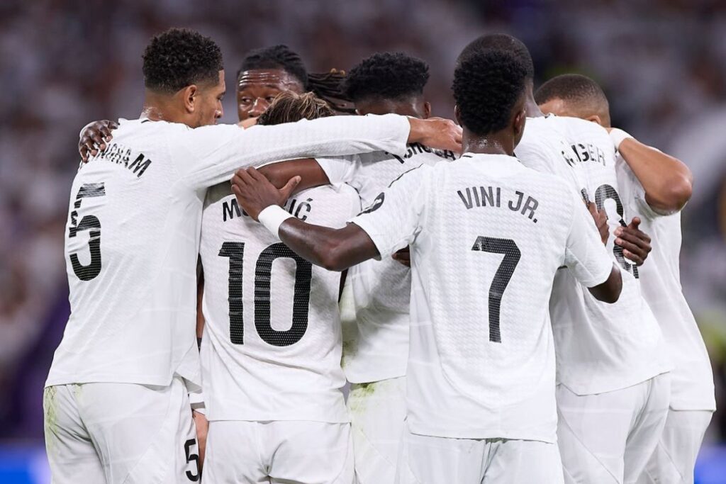 El Real Madrid da luz verde: podría irse gratis en verano Jugadores del Real Madrid celebrando un gol