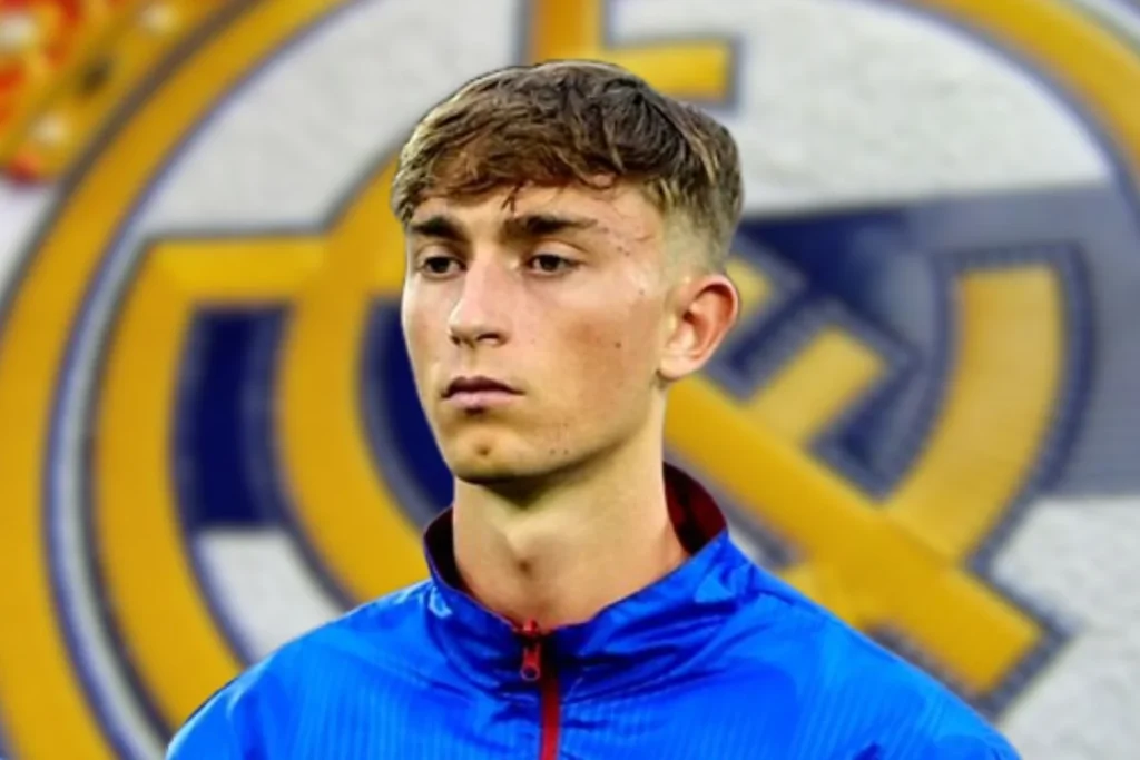 Dean Huijsen confirma que quiere fichar por el Real Madrid Dean Huijsen con un fondo del escudo del Real Madrid