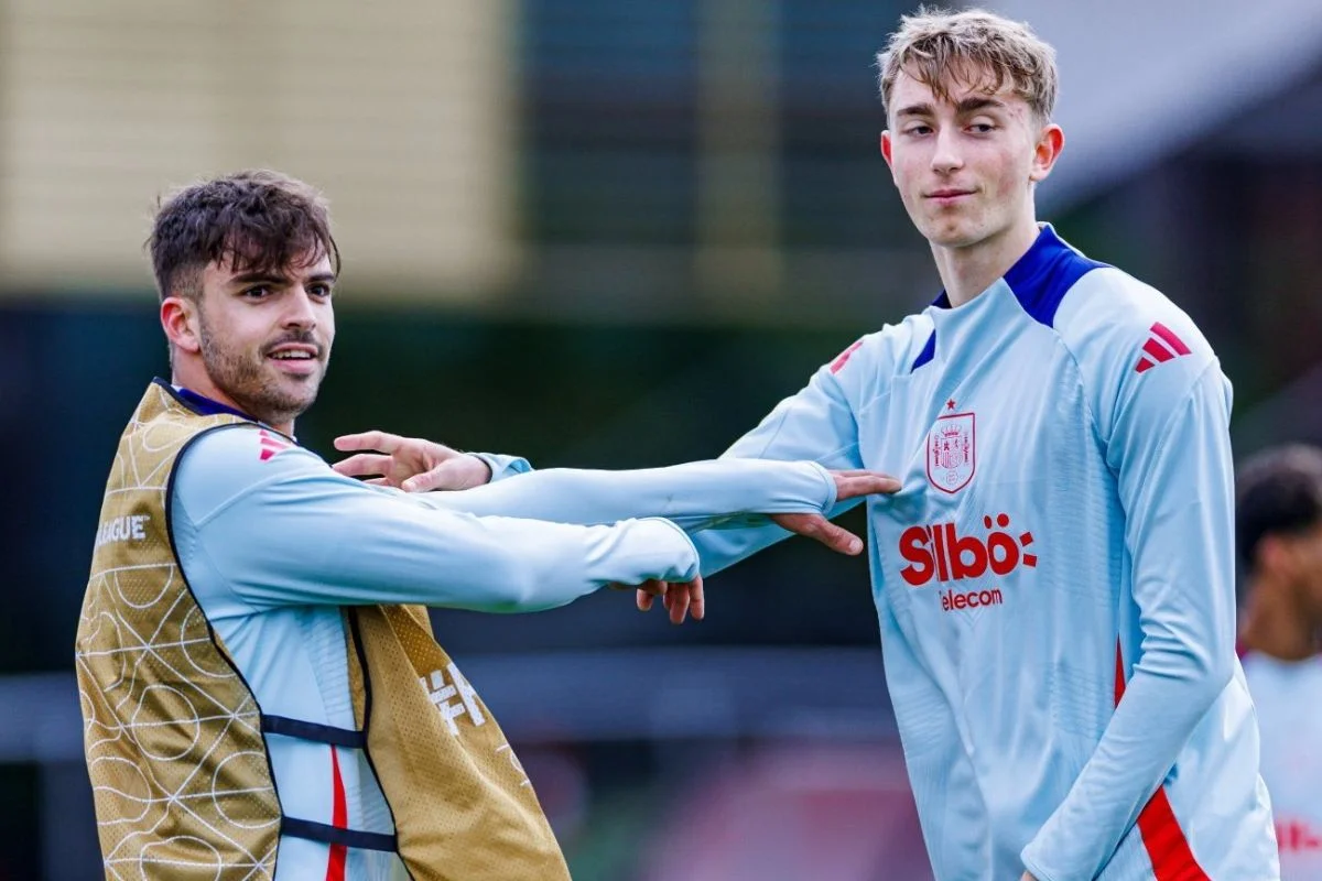 Dean Huijsen con Asencio en la selección española