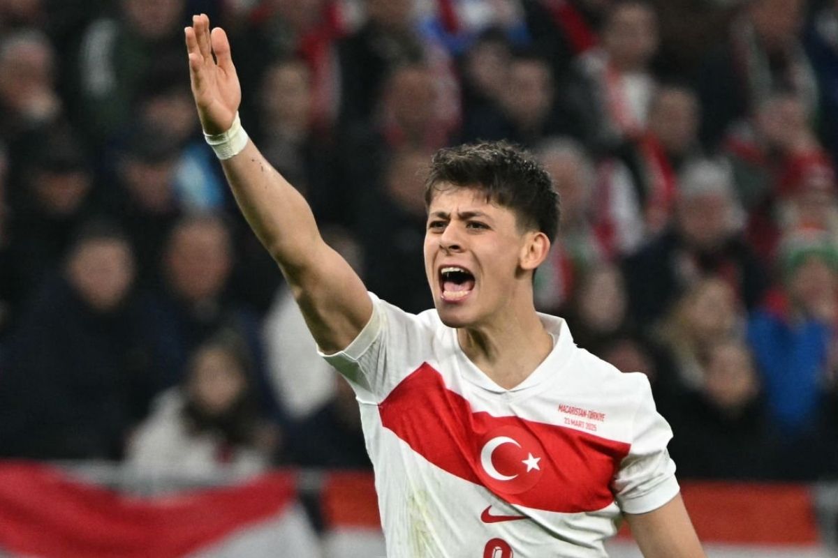 Arda Güler en un partido con Turquía