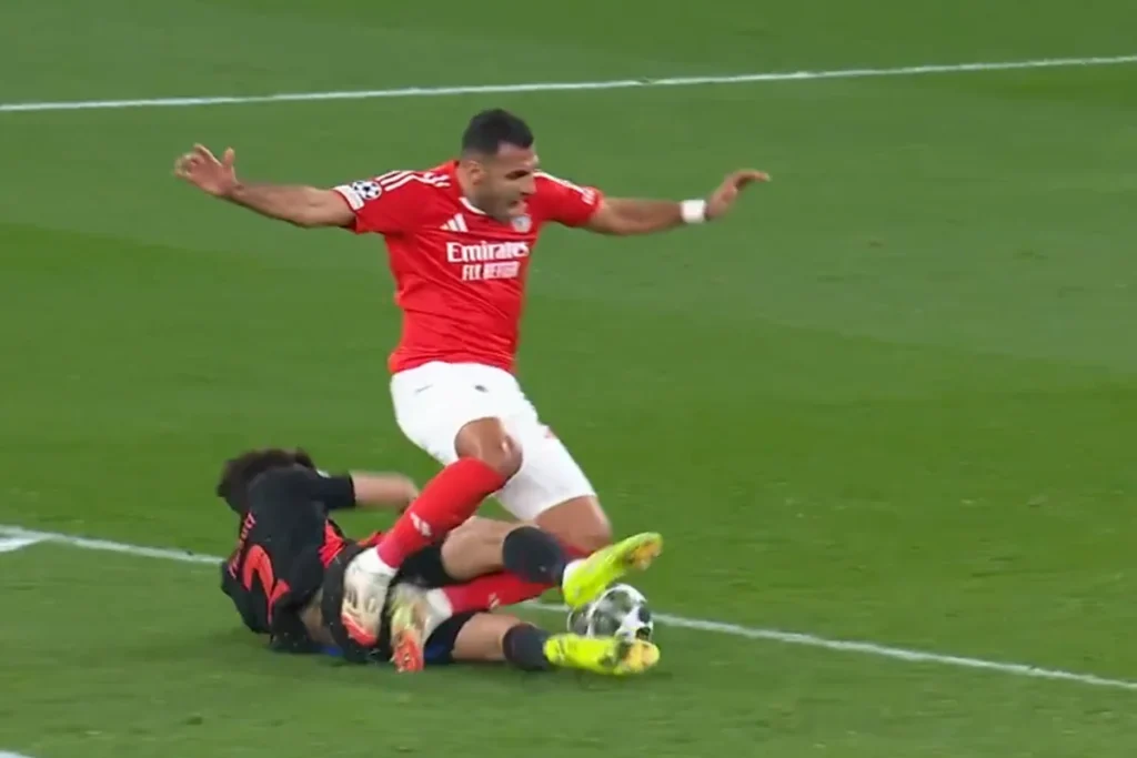 Esto no es la Negreira League: Pau Cubarsí, a la calle en el minuto 20 La acción de roja a Cubarsí