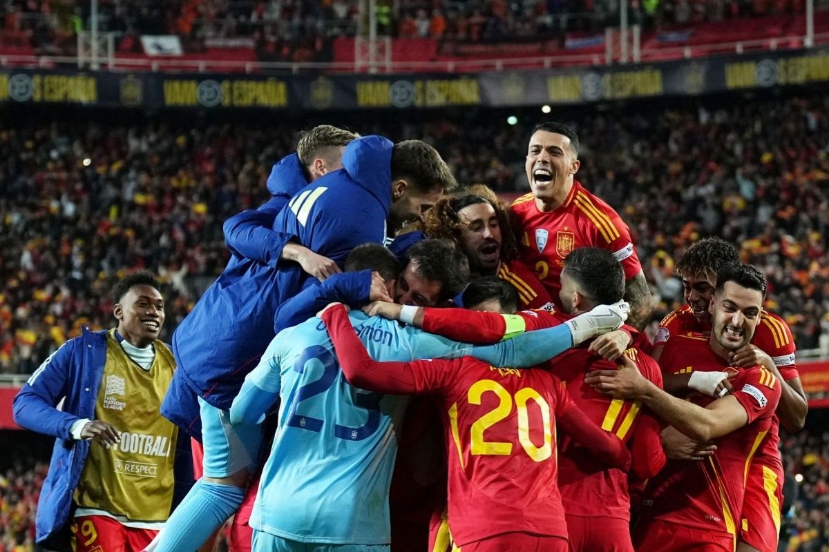 Jugadores de España celebrando el pase a semifinales de la Nations League