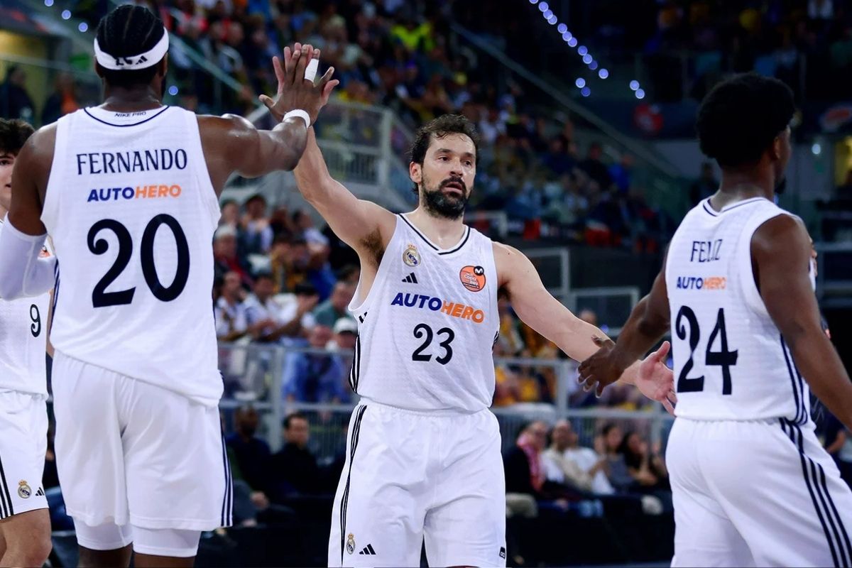 Jugadores del Real Madrid celebrando una canasta