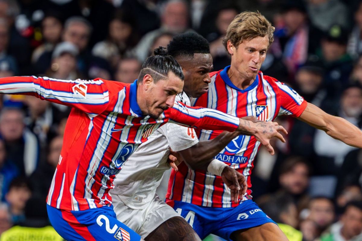 Un lance del derbi de Liga con Vinicius y Giménez