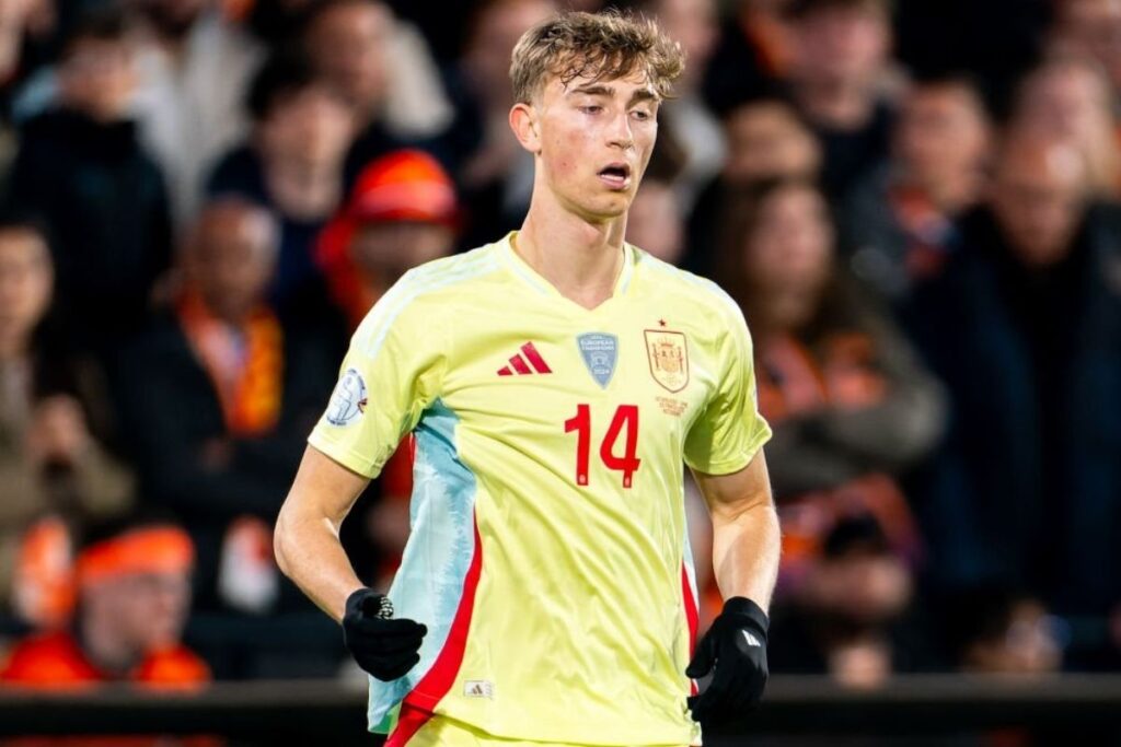 Dean Huijsen jugando con España