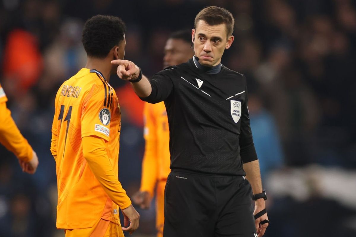Clément Turpin hablando con jugadores del Real Madrid en el Etihad