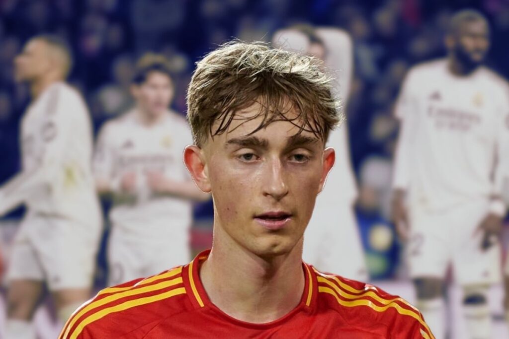 Huijsen le comunica al vestuario dónde jugará la próxima temporada Huijsen jugando con España y de fondo jugadores del Real Madrid